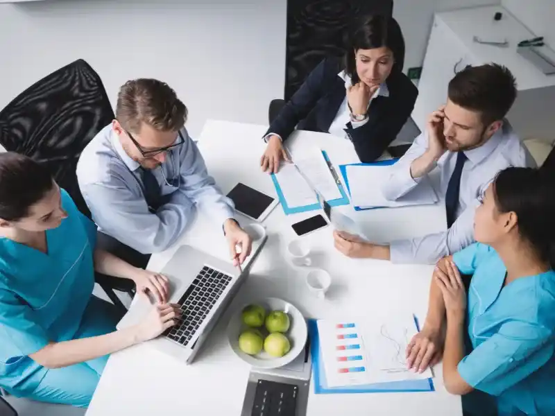 Reunión corporativa evaluando gastos médicos colectivos